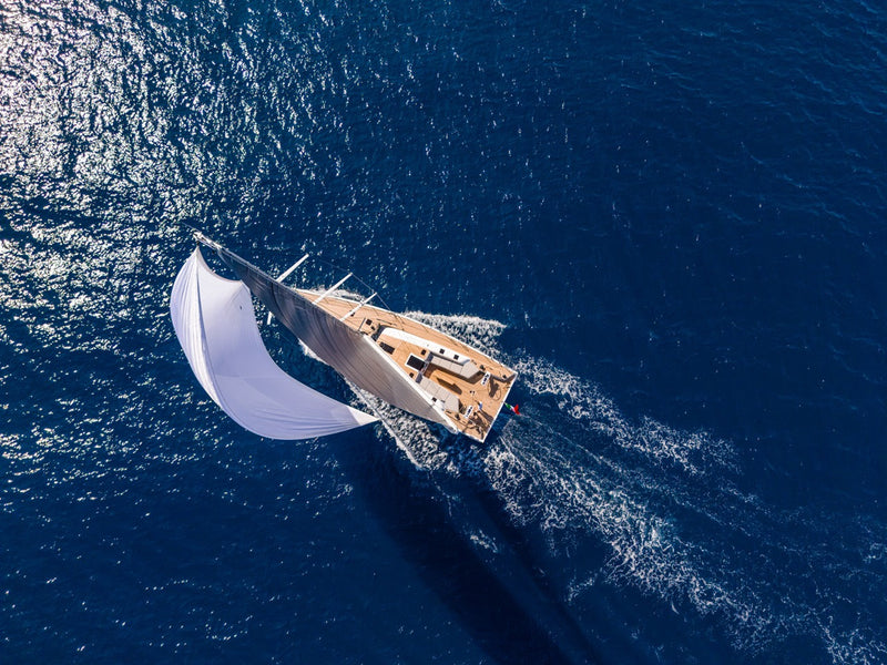 Nautik mette alla prova il Grand Soleil Plus 65 Long Cruise, esplorando l’equilibrio tra prestazioni a vela, comfort a bordo e vocazione alle lunghe navigazioni.